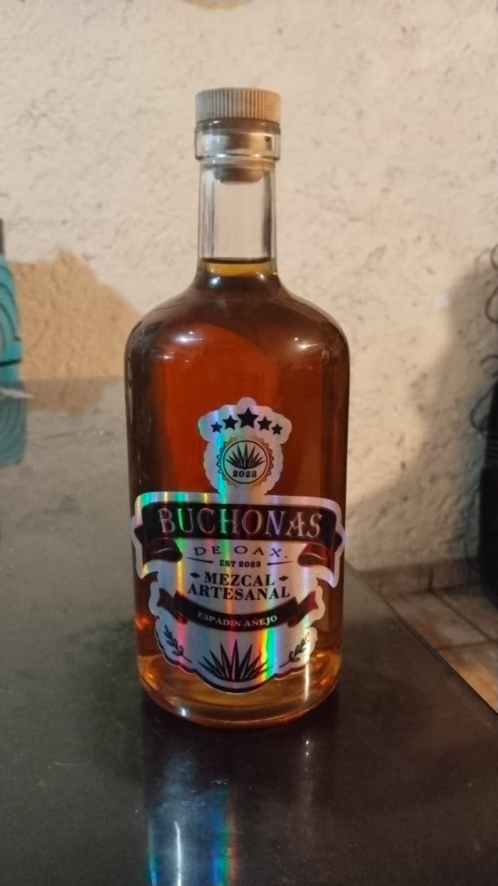 Botella de mezcal Buchonas de Oaxaca recién destilado