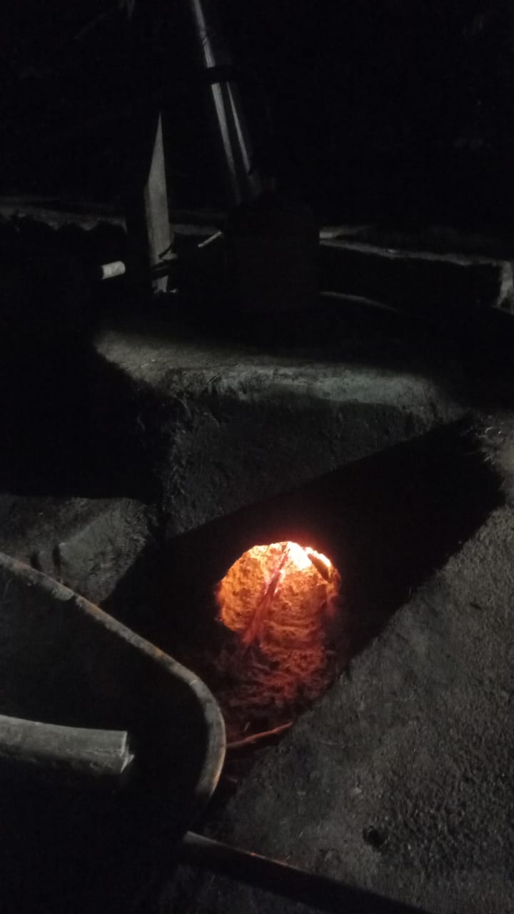 Brasas encendidas para la destilación en alambique de cobre