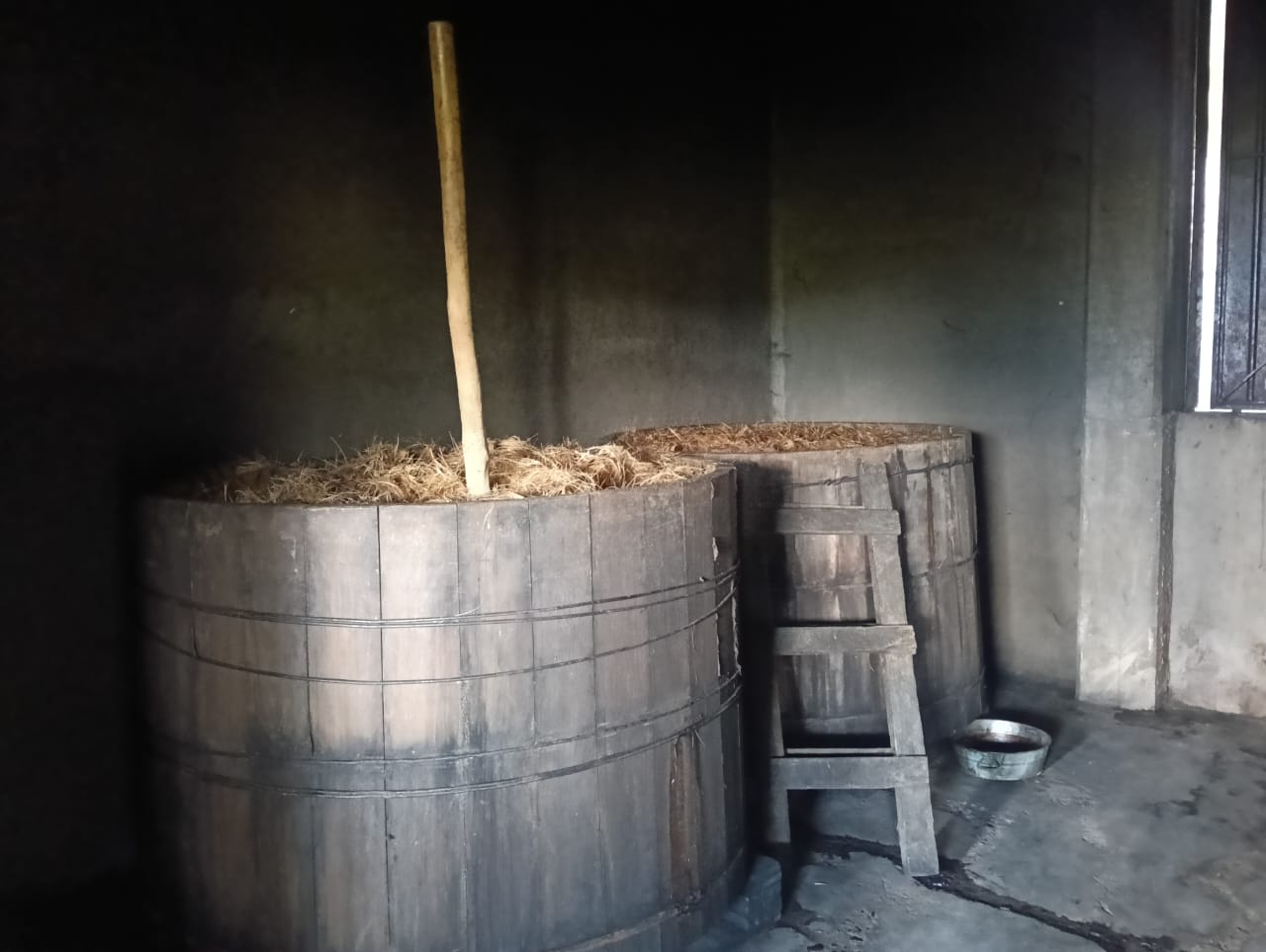 Tinas de madera con fibra de agave en fermentación